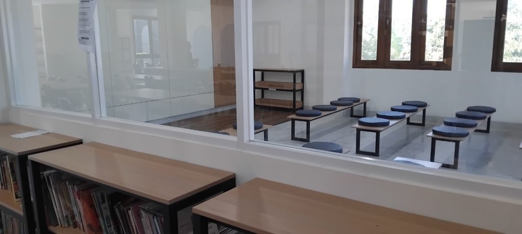 Ruang diskusi santri Bina Umat dalam perpustakaan