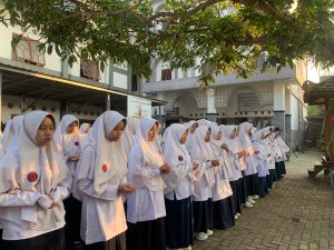 Apel Pagi Santri, Ponpes Bina Umat Yogya Serahkan Beasiswa Prestasi