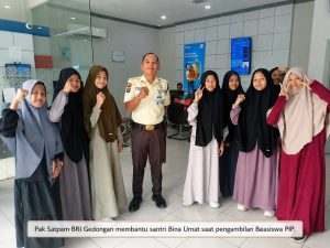 Siswa SMP IT Bina Umat berfoto bersama pak satpam BRI Gedongan saat pengambilan beasiswa PIP